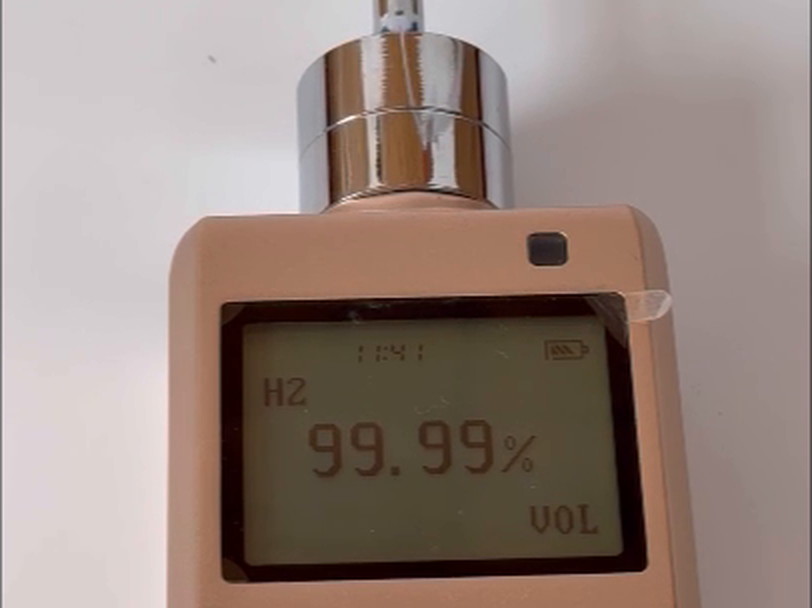 専用測定器が水素ガス濃度 99.99% を表示している様子