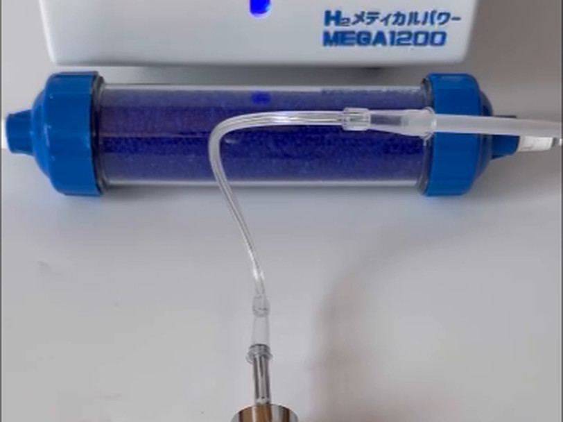 専用の測定器で水素ガスの濃度を測定している様子